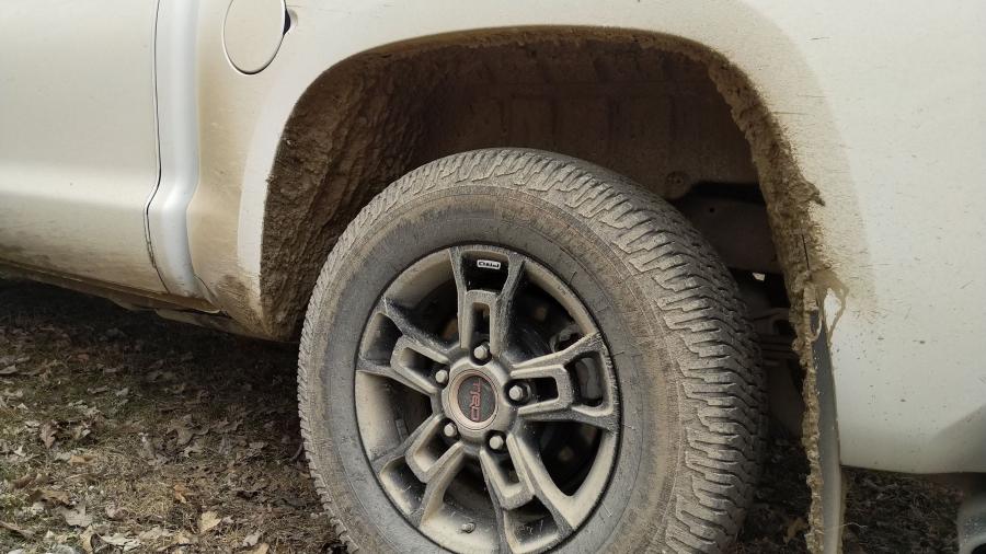 Детали экстерьера Toyota Tundra TRD Pro CrewMax 2019 года  (фото 26 из 27)